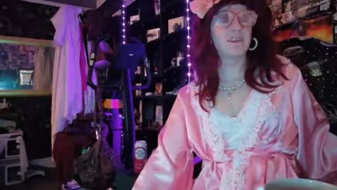 Snapshot of sophie198013 chatting on 23, 5, 2026 Sophie Satin1980 online show from 23, 5, 2026