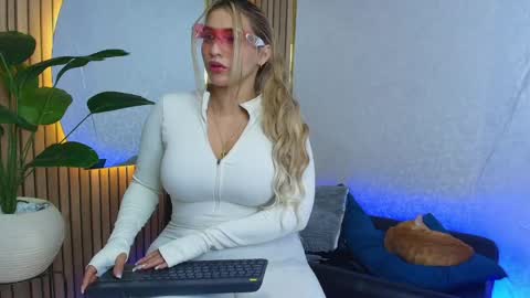 Snapshot of sophie_janner chatting on 1, 6, 2026 SOPHIE JANNER online show from 1, 6, 2026