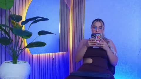 Snapshot of sophie_janner chatting on 6, 6, 2026 SOPHIE JANNER online show from 6, 6, 2026