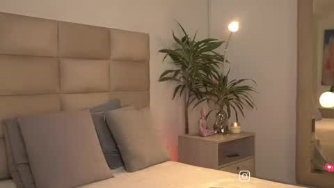 Snapshot of sophiecollins_1 chatting on 1, 6, 2026 Sophie online show from 1, 6, 2026
