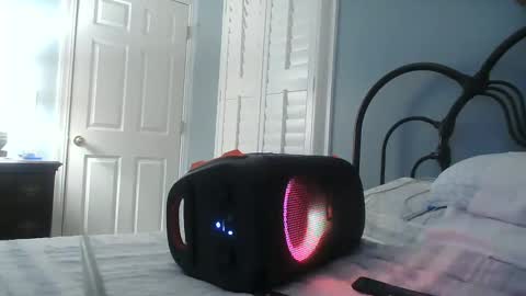 Snapshot of spacecase843 chatting on 9, 2, 2025 TrndSettrz online show from 9, 2, 2025