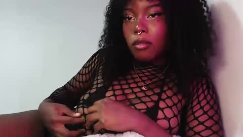 Snapshot of sparklingsoleil chatting on 20, 11, 2025 Soleil online show from 20, 11, 2025