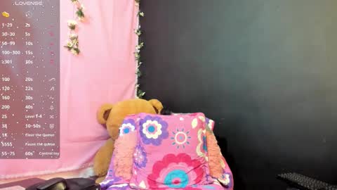 Snapshot of split_girl chatting on 8, 10, 2025 EMMA online show from 8, 10, 2025