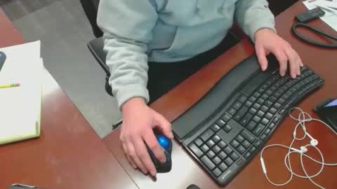 Snapshot of squirrelly82 chatting on 7, 1, 2025 make me cum c2c talk to me online show from 7, 1, 2025