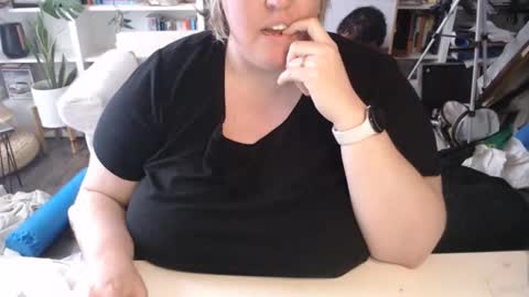 Snapshot of squirtymilfjess chatting on 5, 5, 2026 Messi Jessi online show from 5, 5, 2026
