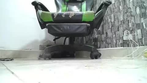 Snapshot of srfindomfeet_ chatting on 29, 4, 2026 sr master cum its my old account online show from 29, 4, 2026