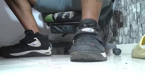 Snapshot of srfindomfeet_ chatting on 19, 5, 2026 sr master cum its my old account online show from 19, 5, 2026