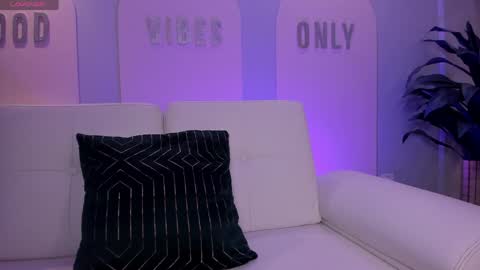 Stacy Woods online show from 9, 4, 2026