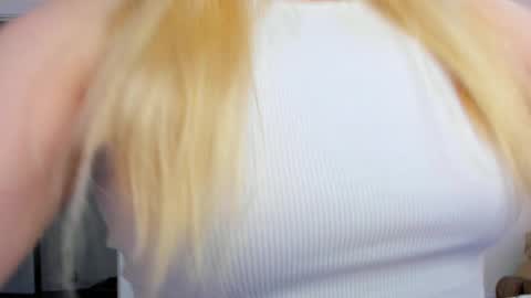 Snapshot of stacy_miraclee chatting on 10, 3, 2025 Stacy online show from 10, 3, 2025