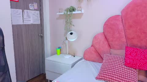 Snapshot of starrmoon__ chatting on 27, 6, 2026 M O O N online show from 27, 6, 2026