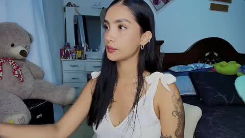 Snapshot of stefanny_pllus chatting on 8, 10, 2025 Im MiaIts my first day here online show from 8, 10, 2025