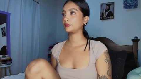 Im MiaIts my first day here  online show from 20, 12, 2025