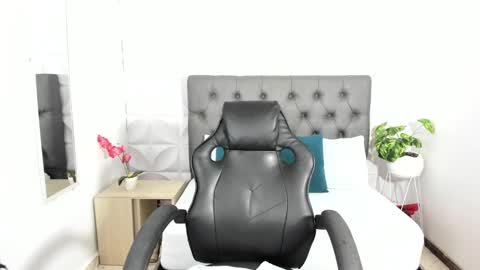 S T E P H A N Y A online show from 5, 2, 2025