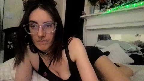 Snapshot of stephielynnnnn chatting on 5, 3, 2026 stephielynnnnn online show from 5, 3, 2026