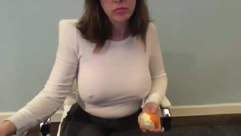 Snapshot of suggestivebehavior chatting on 11, 12, 2024 Mia online show from 11, 12, 2024