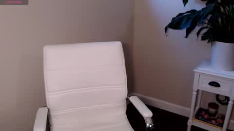 Snapshot of suggestivebehavior chatting on 17, 9, 2025 Mia online show from 17, 9, 2025