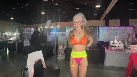 Hi Im Sunnie - Next show Friday August 1 online show from 9, 11, 2025