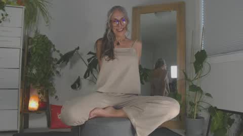 Snapshot of sunnie_dayz chatting on 8, 5, 2026 Hi Im Sunnie - Next show Friday August 1 online show from 8, 5, 2026