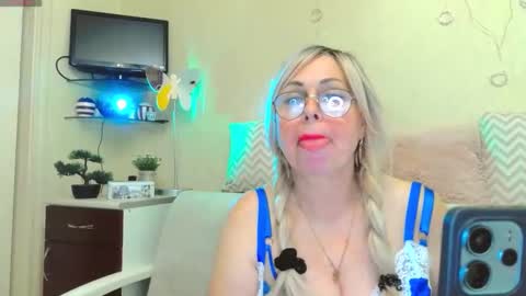 Snapshot of susienoreen chatting on 9, 10, 2025 SusieNoreen online show from 9, 10, 2025