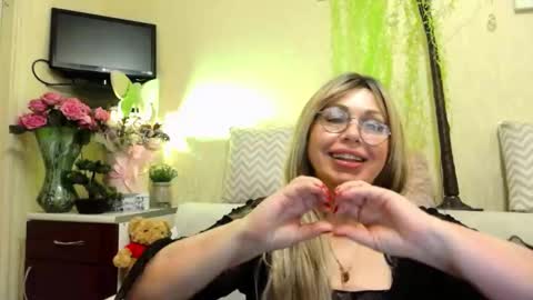 Snapshot of susiexnoreen chatting on 13, 5, 2026 SusiexNoreen online show from 13, 5, 2026