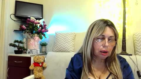 Snapshot of susiexnoreen chatting on 17, 5, 2026 SusiexNoreen online show from 17, 5, 2026