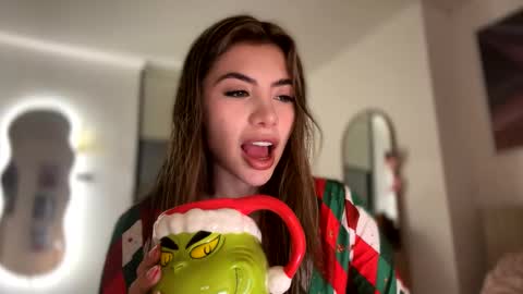 Snapshot of sussanf_ chatting on 23, 12, 2024 Susy online show from 23, 12, 2024