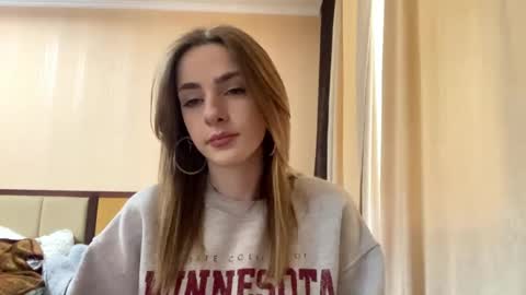 Snapshot of suzannetigerino chatting on 23, 4, 2026 Emila online show from 23, 4, 2026