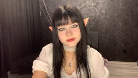 Snapshot of suziebanach chatting on 6, 5, 2026 EmilySuonn online show from 6, 5, 2026