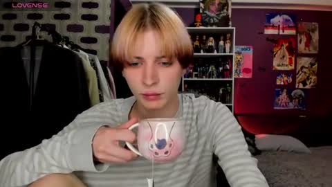 Snapshot of sweet_peach__ chatting on 19, 6, 2026 kira online show from 19, 6, 2026