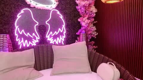 Roxanee online show from 6, 4, 2026