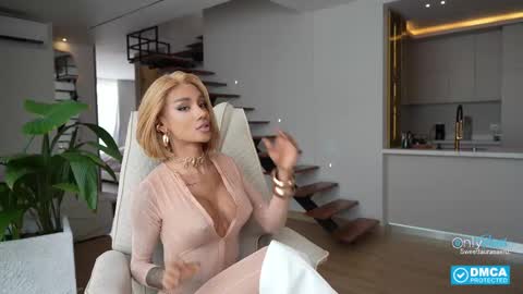 Snapshot of sweetlaurasaenz chatting on 19, 10, 2025 Laura Saenz Geminis online show from 19, 10, 2025