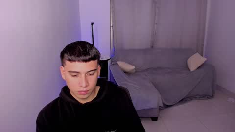 Snapshot of sweetlian_04 chatting on 5, 3, 2025 Lian online show from 5, 3, 2025