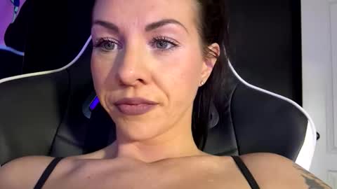 Snapshot of tastemecaroline chatting on 17, 12, 2025 tastemecaroline online show from 17, 12, 2025