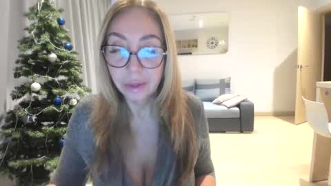 Snapshot of tati74 chatting on 16, 12, 2025 tati74 online show from 16, 12, 2025