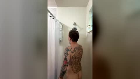 Snapshot of tattedupboyfun chatting on 19, 6, 2026 tattedupboyfun online show from 19, 6, 2026
