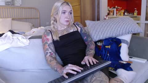 tattoobbgirl online show from 5, 3, 2025