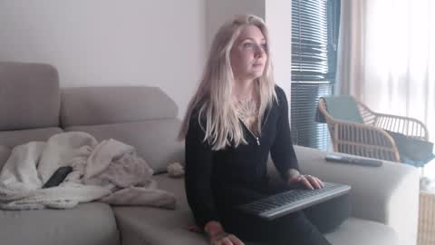 tattoobbgirl online show from 18, 12, 2025