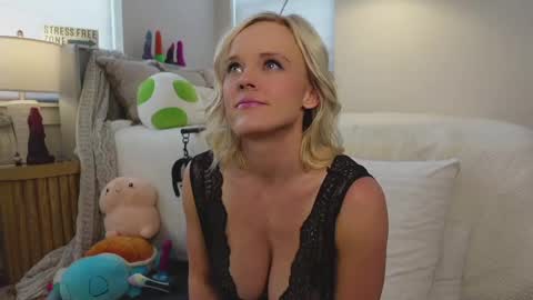 Snapshot of taylor_love_303 chatting on 18, 2, 2025 Taylor -- online show from 18, 2, 2025