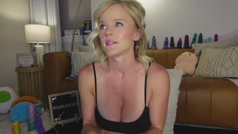 Snapshot of taylor_love_303 chatting on 17, 9, 2025 Taylor -- online show from 17, 9, 2025