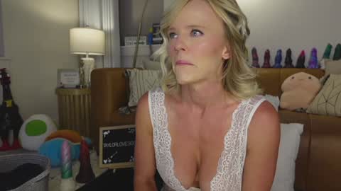 Snapshot of taylor_love_303 chatting on 23, 9, 2025 Taylor -- online show from 23, 9, 2025