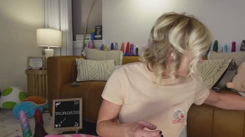 Snapshot of taylor_love_303 chatting on 30, 9, 2025 Taylor -- online show from 30, 9, 2025