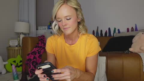 Snapshot of taylor_love_303 chatting on 12, 10, 2025 Taylor -- online show from 12, 10, 2025