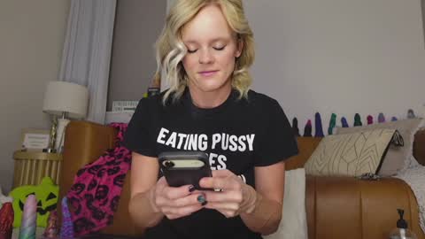 Snapshot of taylor_love_303 chatting on 24, 10, 2025 Taylor -- online show from 24, 10, 2025