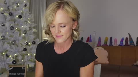 Snapshot of taylor_love_303 chatting on 30, 11, 2025 Taylor -- online show from 30, 11, 2025