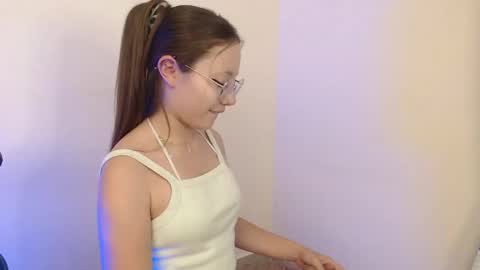  Thalia Anderson  online show from 14, 9, 2025