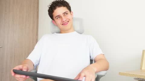 Snapshot of theohawke_ chatting on 13, 2, 2025 THEO- MATEO online show from 13, 2, 2025