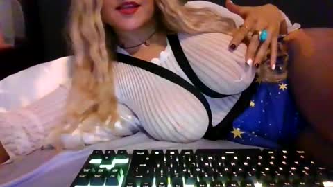 Snapshot of thepeachprincess chatting on 10, 11, 2025 the peach princess online show from 10, 11, 2025