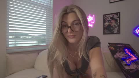 therosiecheeks online show from 27, 3, 2026