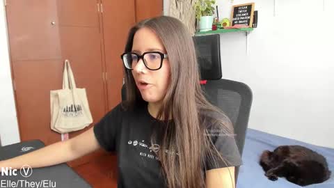Snapshot of thetropicalseduction chatting on 17, 10, 2025 Nicole online show from 17, 10, 2025