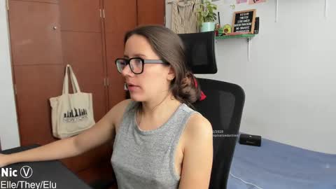 Snapshot of thetropicalseduction chatting on 30, 10, 2025 Nicole online show from 30, 10, 2025